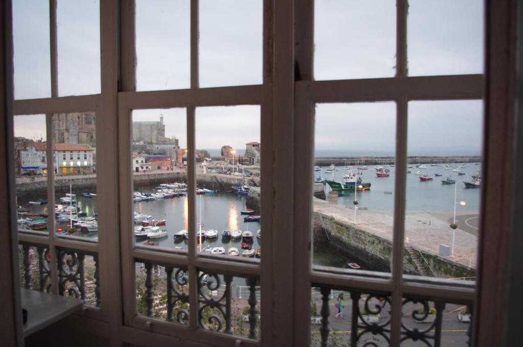 Pension "La Marina" Castro Urdiales Esterno foto