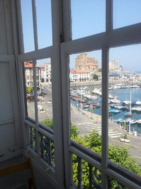 Pension "La Marina" Castro Urdiales Esterno foto
