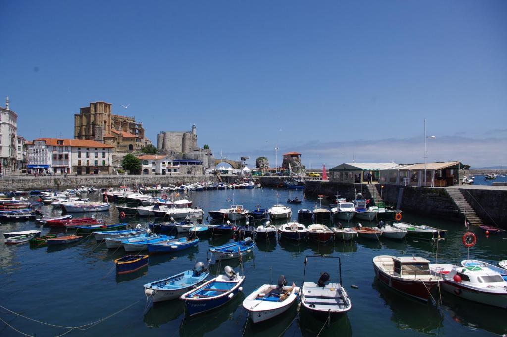 Pension "La Marina" Castro Urdiales Esterno foto
