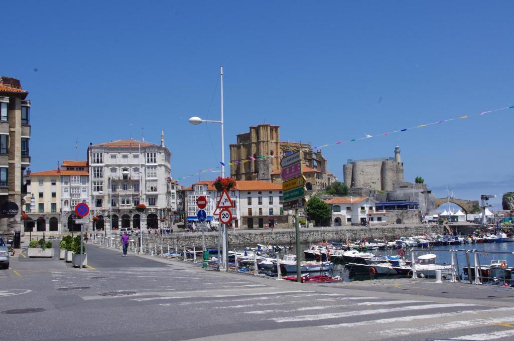 Pension "La Marina" Castro Urdiales Esterno foto